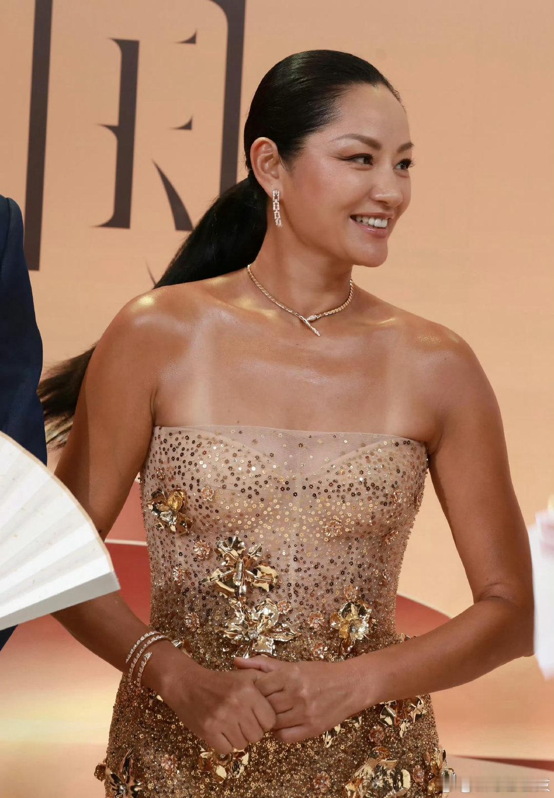 瞿颖 颈部艺人 做颈部状态的打工人何尝不是一种智慧，不盲目内卷也不彻底躺平，稳住