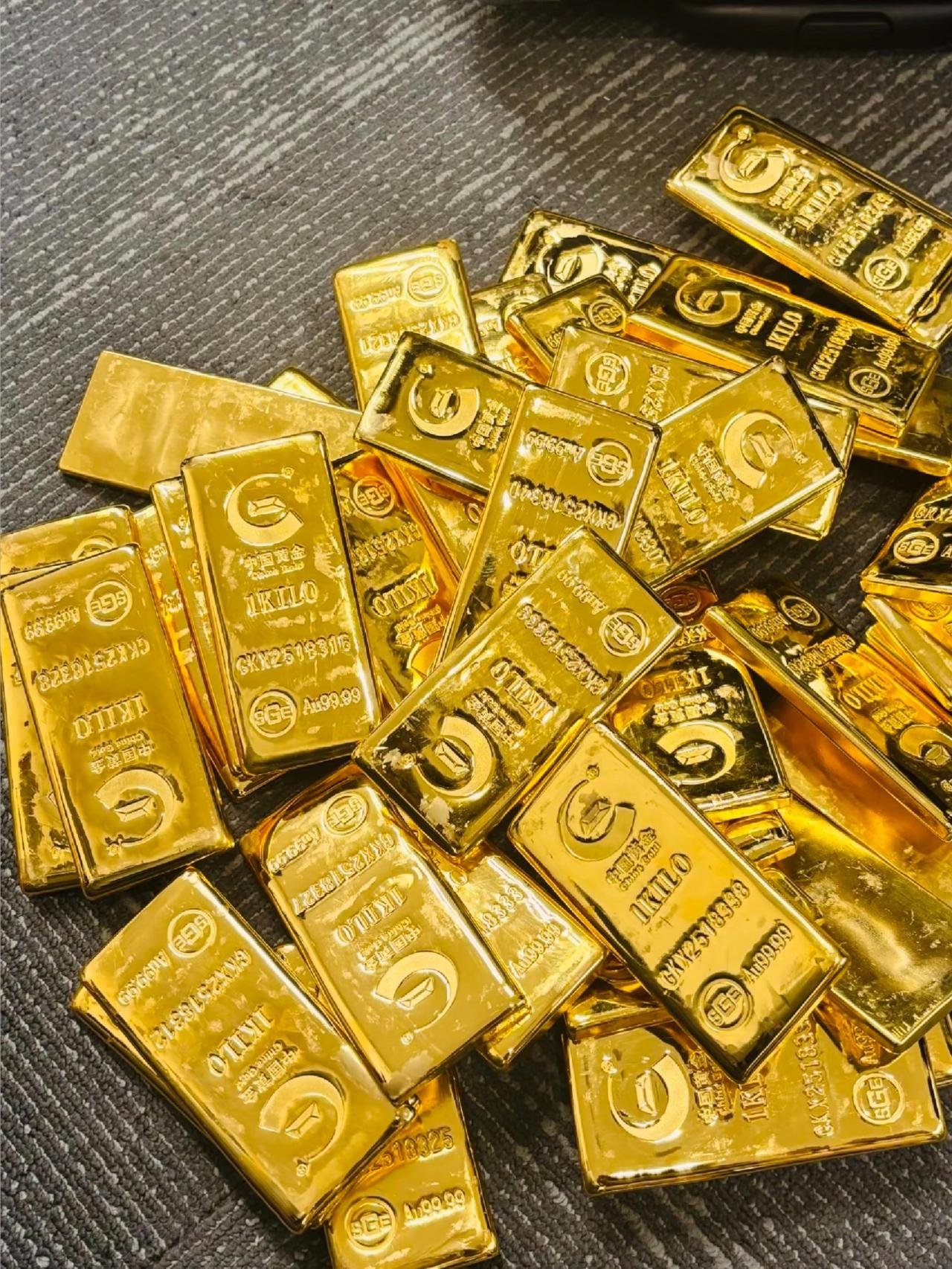 现在买黄金和卖黄金的估计都要哭了，
4月13日金价开盘1034元/克，本以为会横