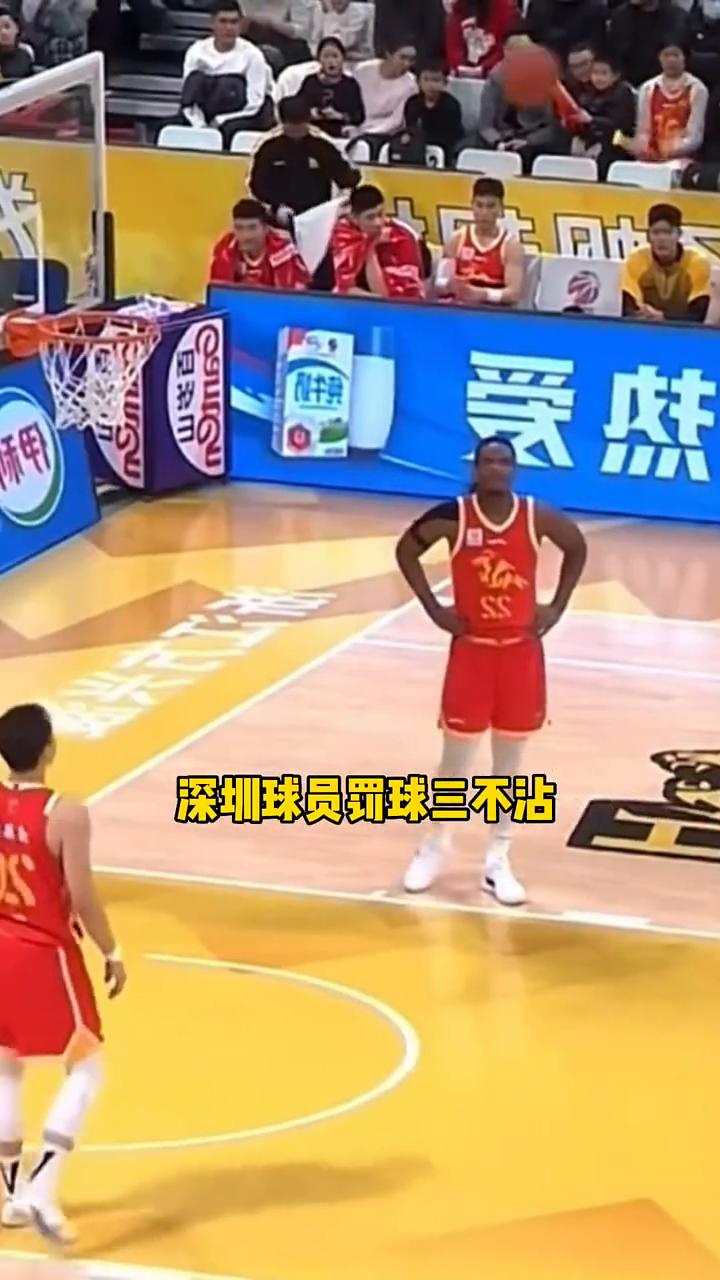 周琦已经是常规操作，深圳球员罚球三不沾。
卡巴是来搞笑的。周琦已经是常规操作，沙