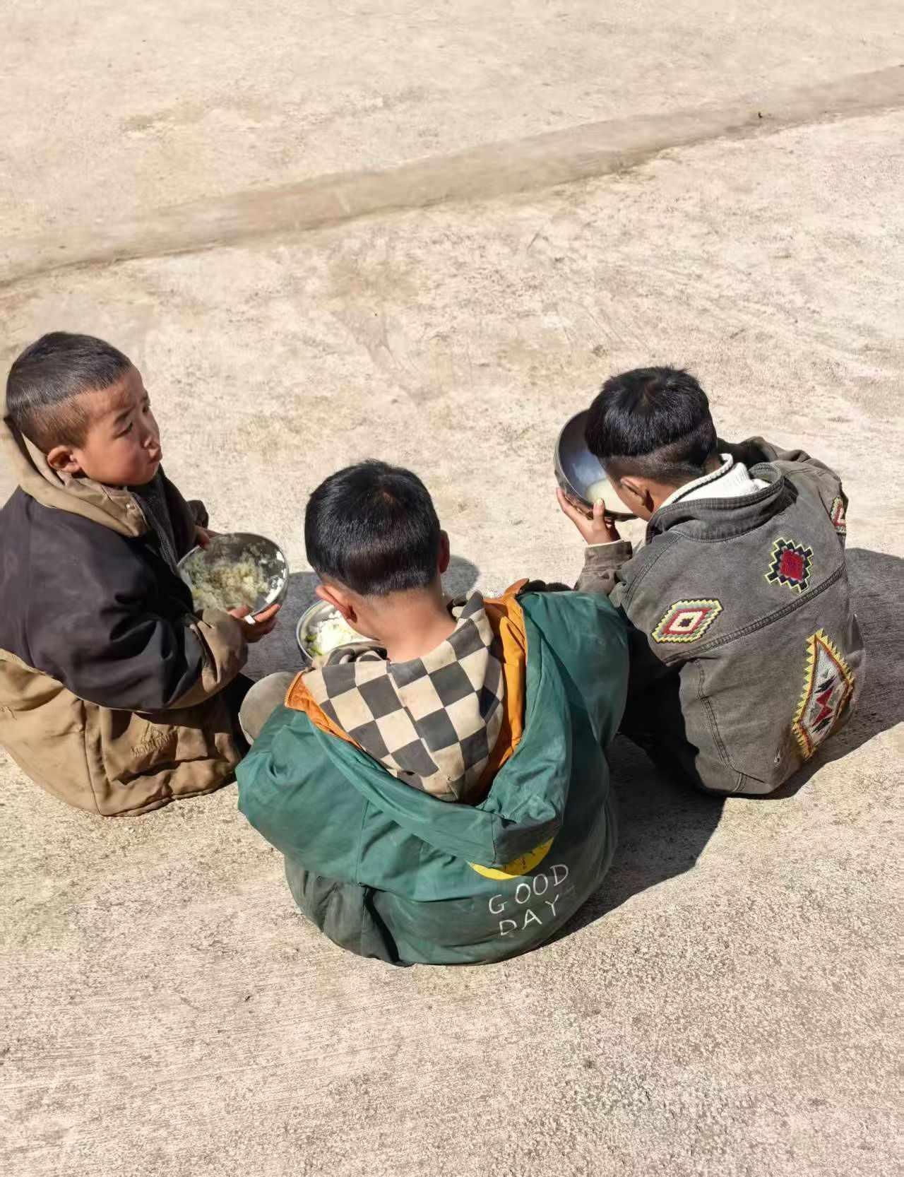 你不会相信 现在依然有孩子吃不饱饭
⭐前四张是助学老师在凉山村里建的图书馆假期收