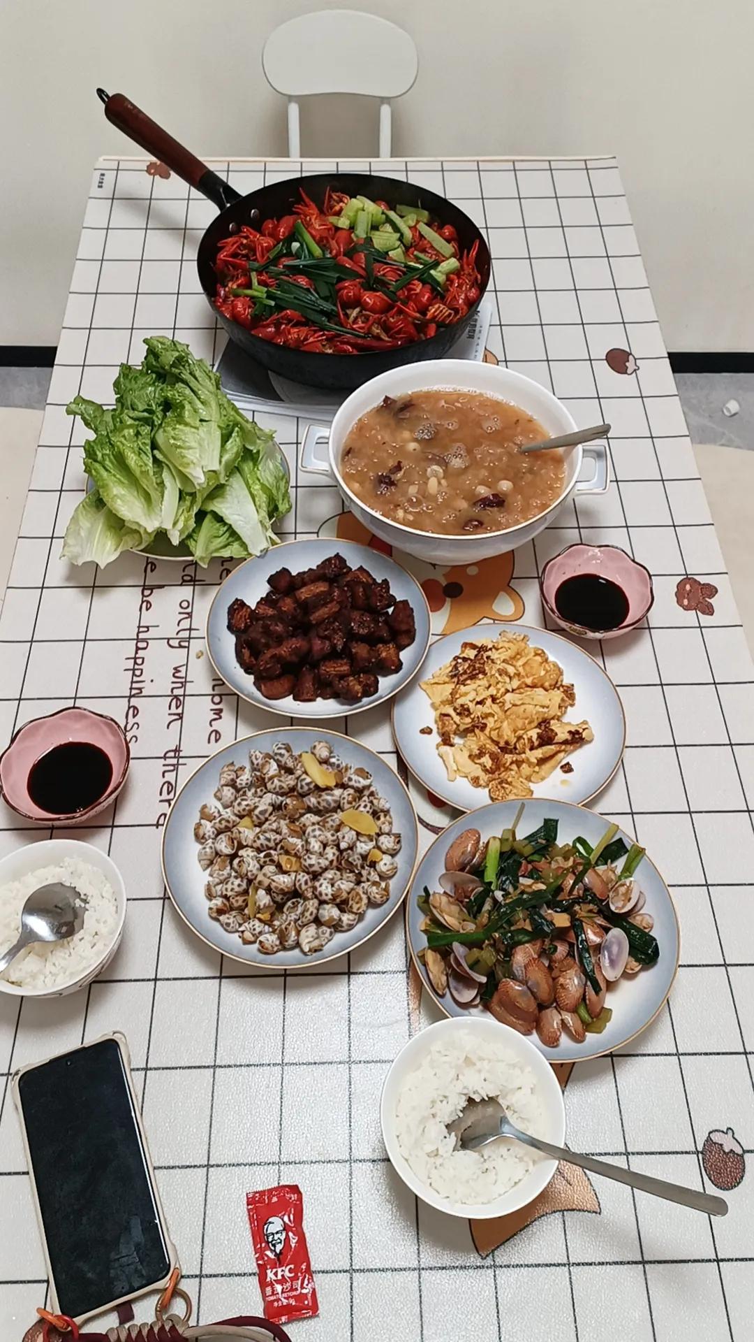 今天五一第一天，今天又是一个美好的一天，虽然没有出去浪，但是今天不是在吃大餐就是