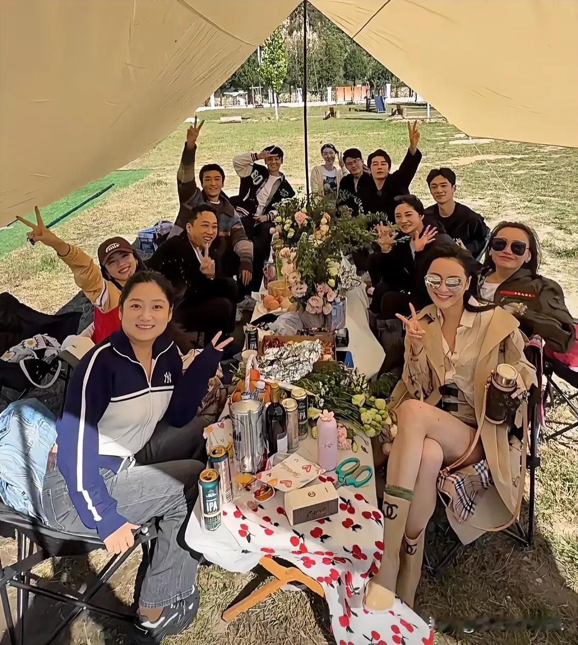 以朋友之名人尽皆知，眼神都要拉丝了！[爱慕]隔三差五组织一次团建分不开，北京的秋