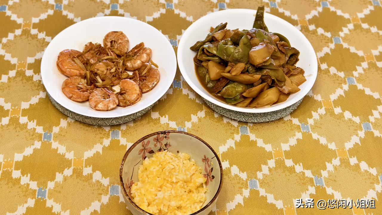 昨天晚饭炖豆角。
土豆炖油豆角，放的五花肉，油豆角虽然不是太正宗，但还可以。
油
