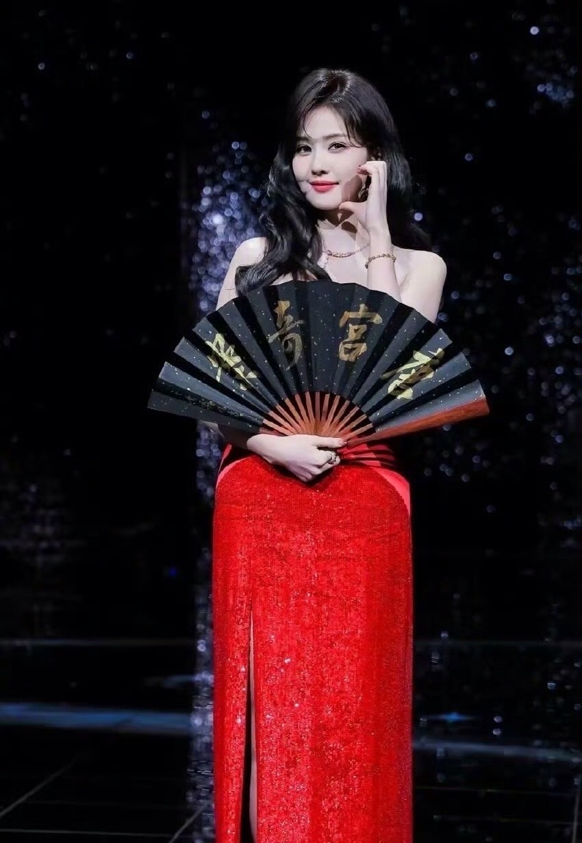 准备好了没，还有一个小时就要和李佩仪见面了唐宫奇案杨紫白鹿带着剧宣扇子走红毯白鹿