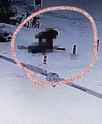 江苏南通，早上睡醒后，男子竟发现放在家门口的水泵不翼而飞，查看监控后，男子吓得一