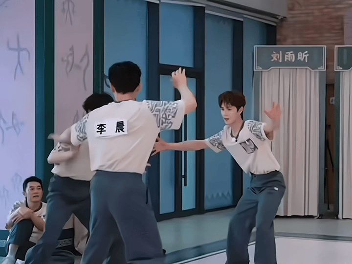 靠！！老张好帅！！！张真源奔跑吧 
