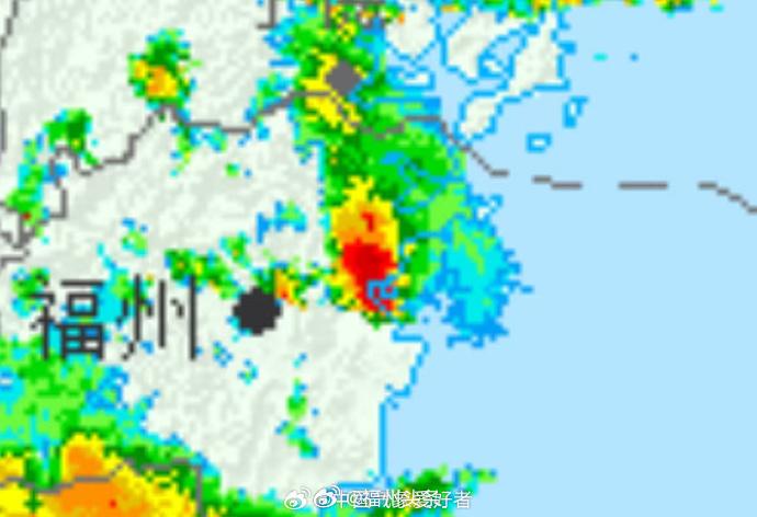 【连江遭遇局部暴雨】

今早一块不起眼的红波精准命中福建连江县城，没想到红波之下