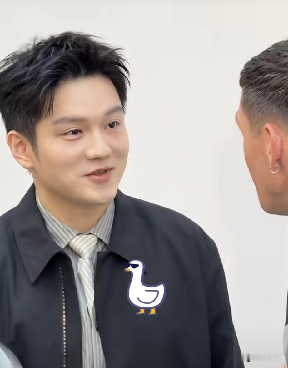 刷到小胖在上海剪彩的视频，
我手指直接僵在屏幕上。

他穿一身黑西装。笑得那叫一