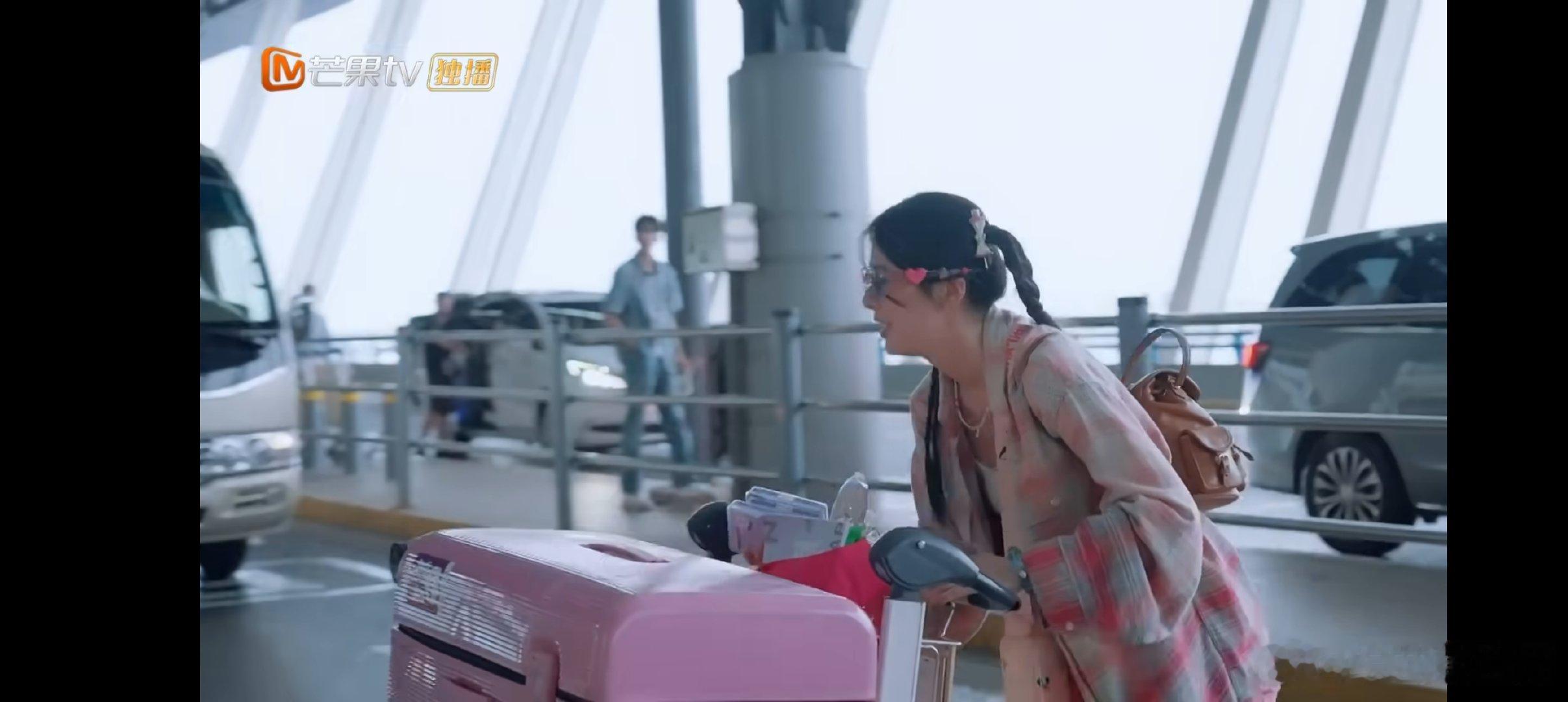 行李箱散落一地还能保持冷静，道歉道谢都很自然，看得出来平时教养就很好，东北妹宝太