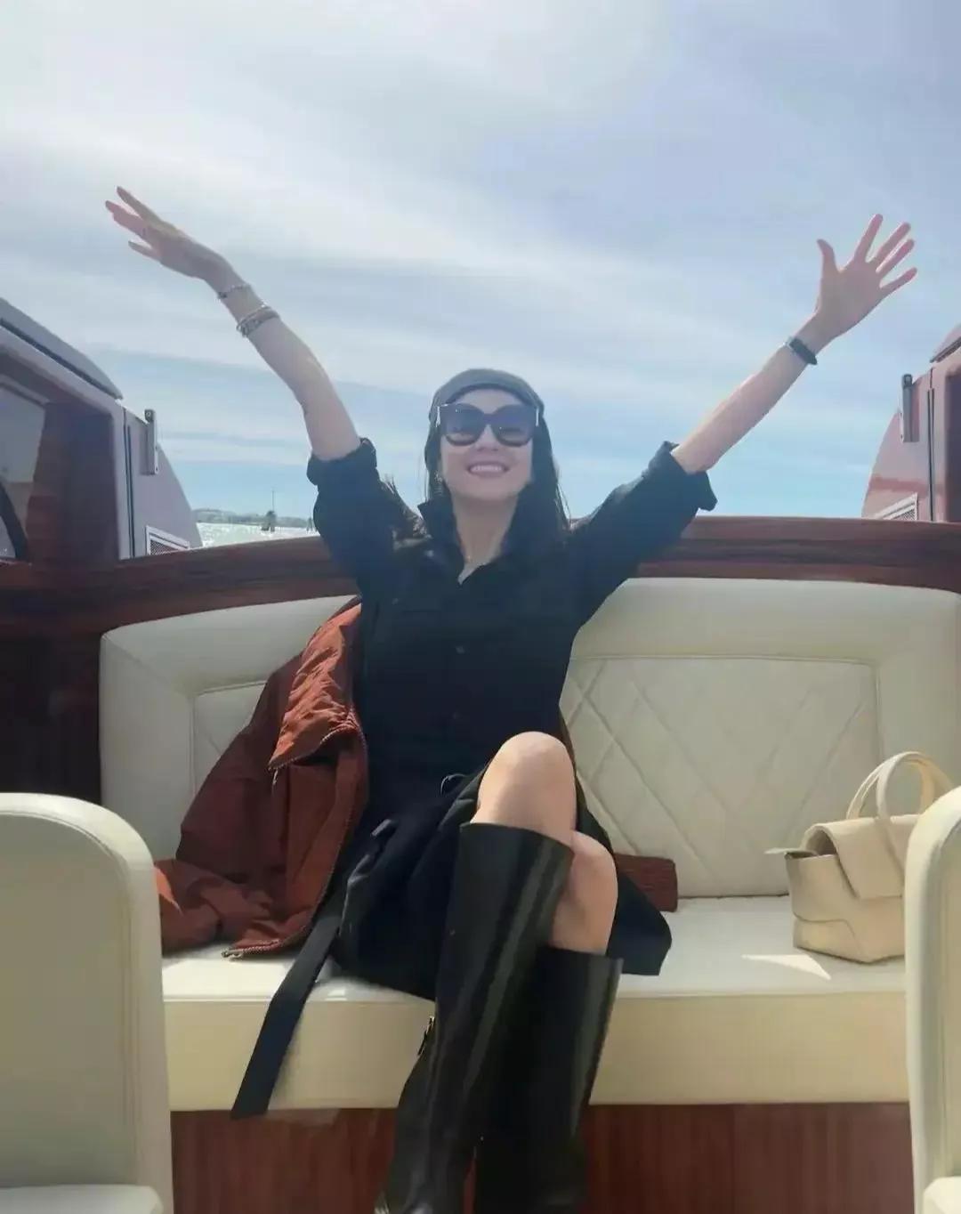 章子怡放飞自我
这身打扮太美了吧
就是这么潇洒
洒脱自我
活出自己的精彩
绽放自