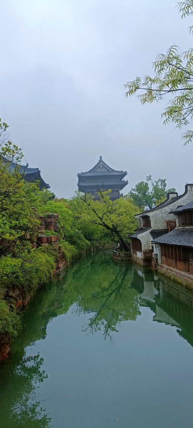 江南水乡，古韵悠长，静谧如画。
上联：烟波江上使人愁，
下联：山水画中见古楼。