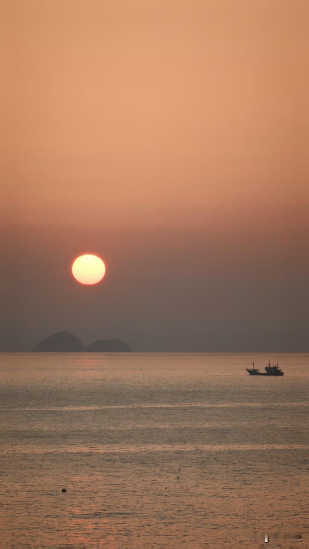 日暮海天阔，孤舟逐浪行。