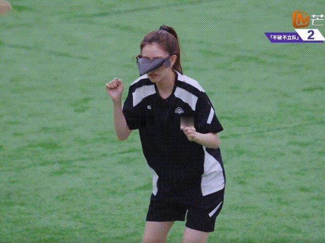 宋妍霏这么长的腿也踢不到球 这场游戏的名场面必须回放！宋妍霏卯足劲伸腿踢球，结果