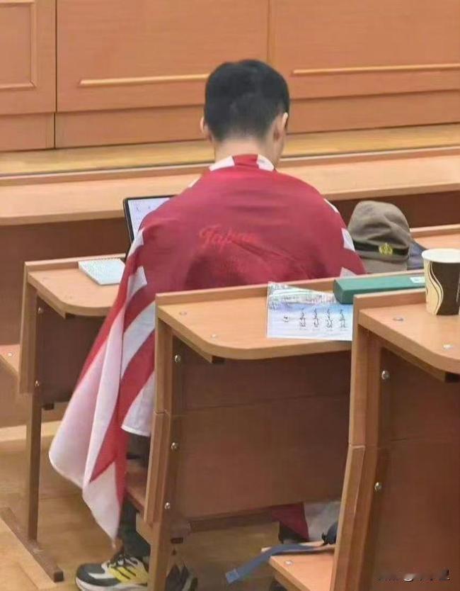 留俄学生南京人陈宇昕上课身披日本国旗，刺痛大众情感，忘记了历史，网友说：这孩子可