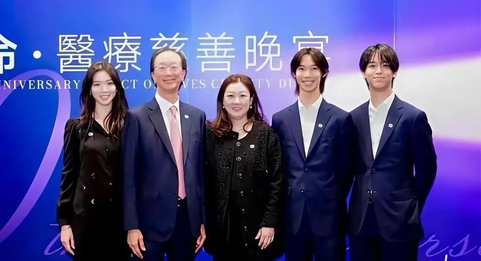 梁锦松和伏明霞一家五口同框慈善晚宴，那画面简直绝了！女儿出落得漂亮动人，眉眼间满