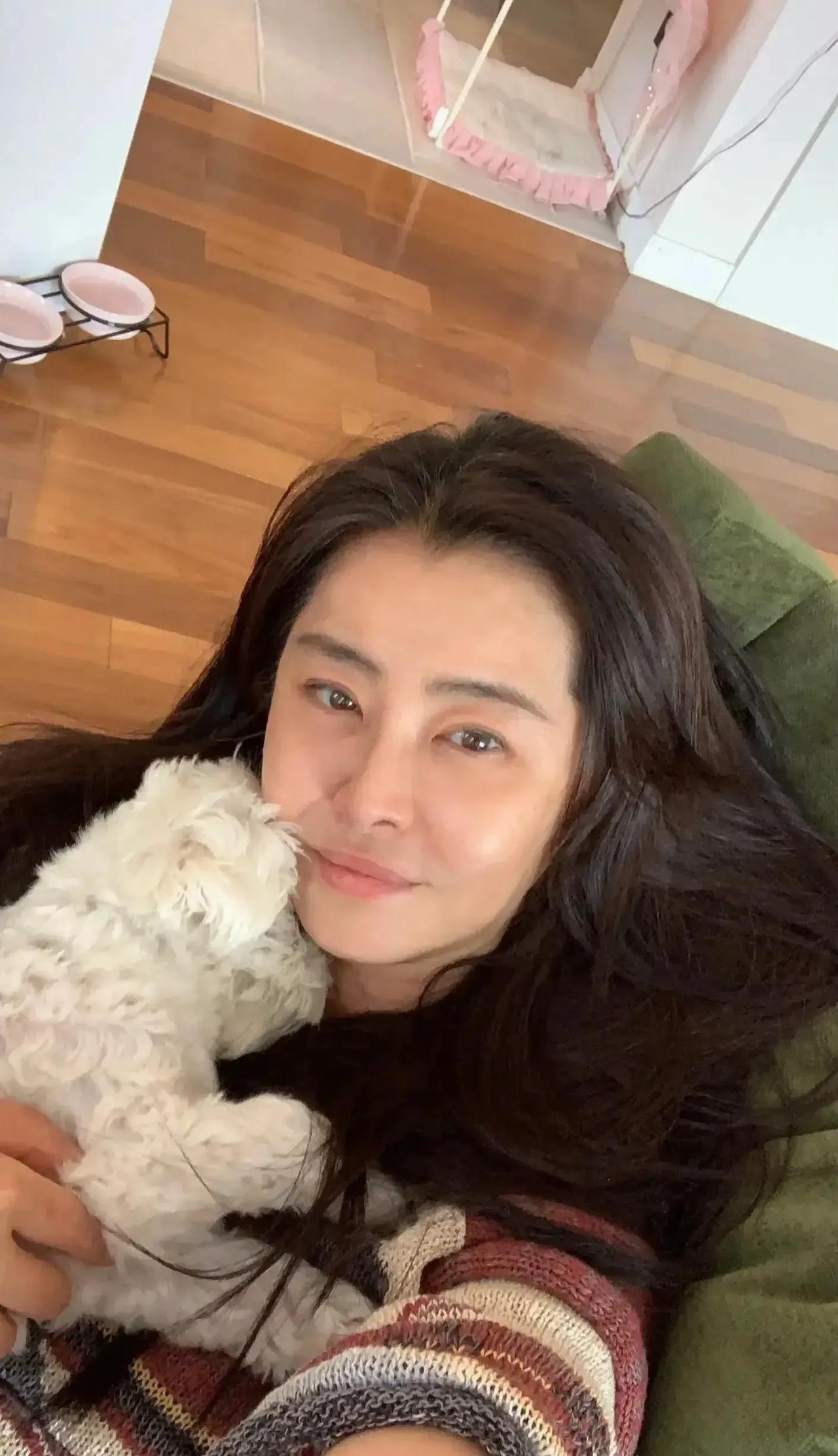 女神王祖贤出来营业了，之前一直在加拿大，现在回来签了公司。
三条不同的赛道，大家