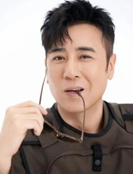 电视剧《重器》，即将于8月10日播出 ，演员于和伟在这部剧里出演一名律师，剧里名