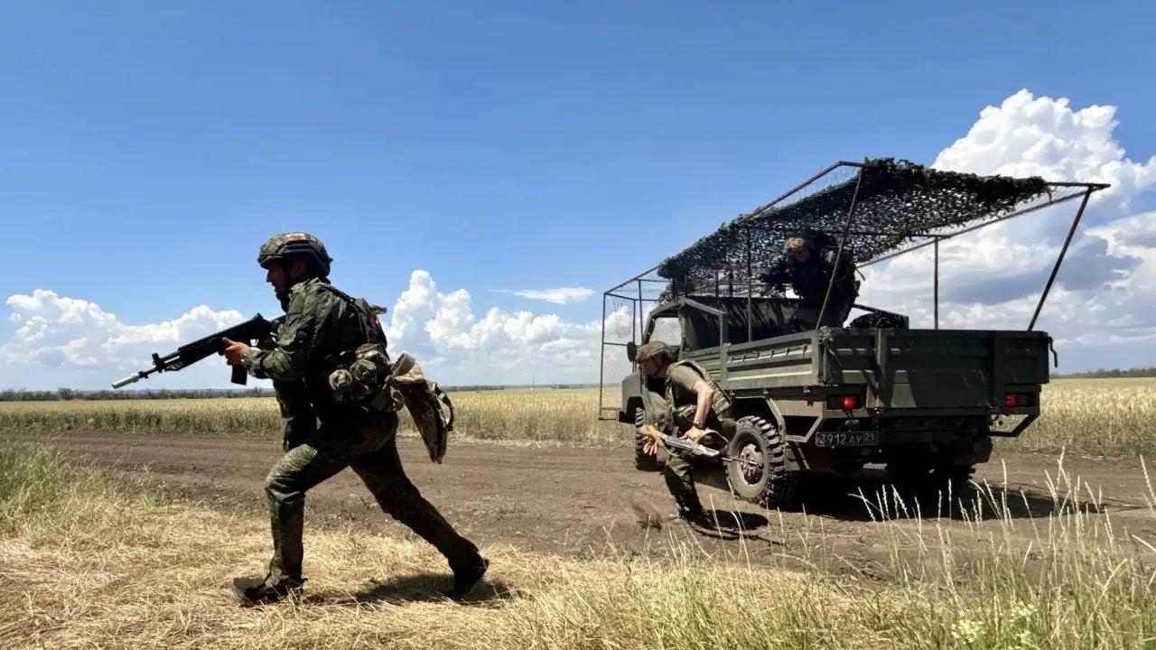 俄军的轻型卡车，上边装着防无人机网
