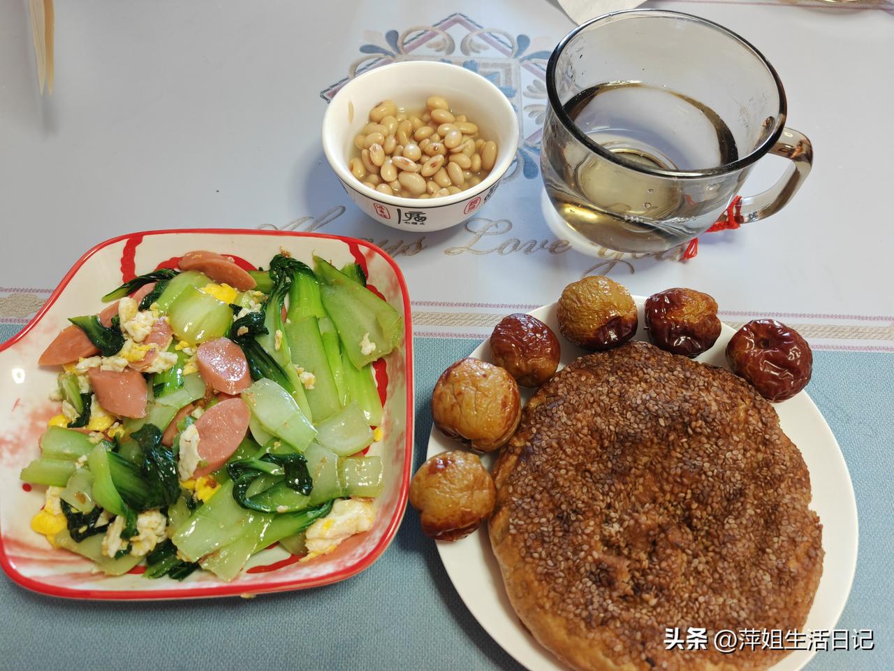 上午输完液回到家11点半了，老公给我打电话说：媳妇，中午吃饭别对付？我笑着说：放
