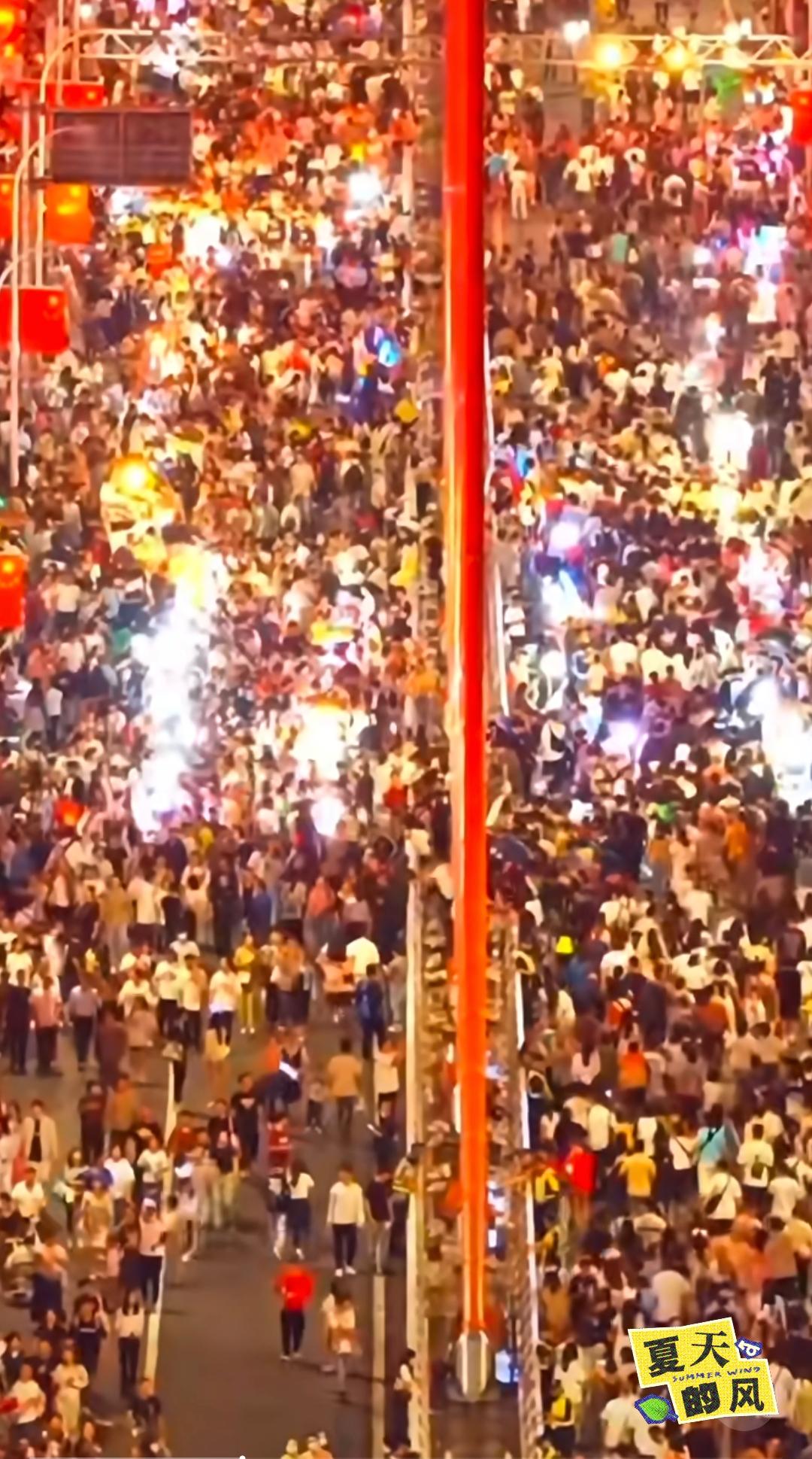 今年五一的数据，直接把我看笑了。

国内挤了3.2亿人，酒店秒空。转头看日韩欧美