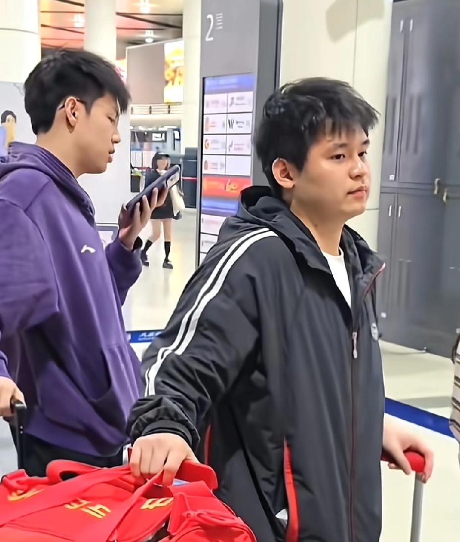 昨天太原站打完比赛，国乒队员们收拾东西 ，赶时间连夜出发回成都封训，来匆匆去匆匆