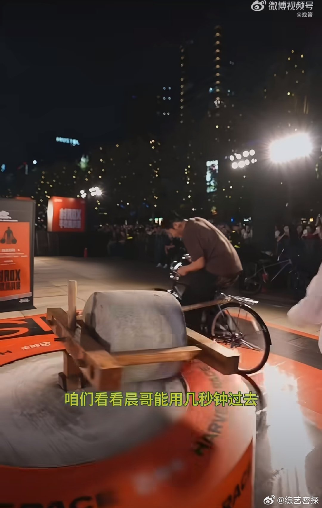 李晨骑自行车推磨李晨解锁新挑战骑自行车推磨，起步阶段满脸使劲，慢慢掌握技巧之后骑