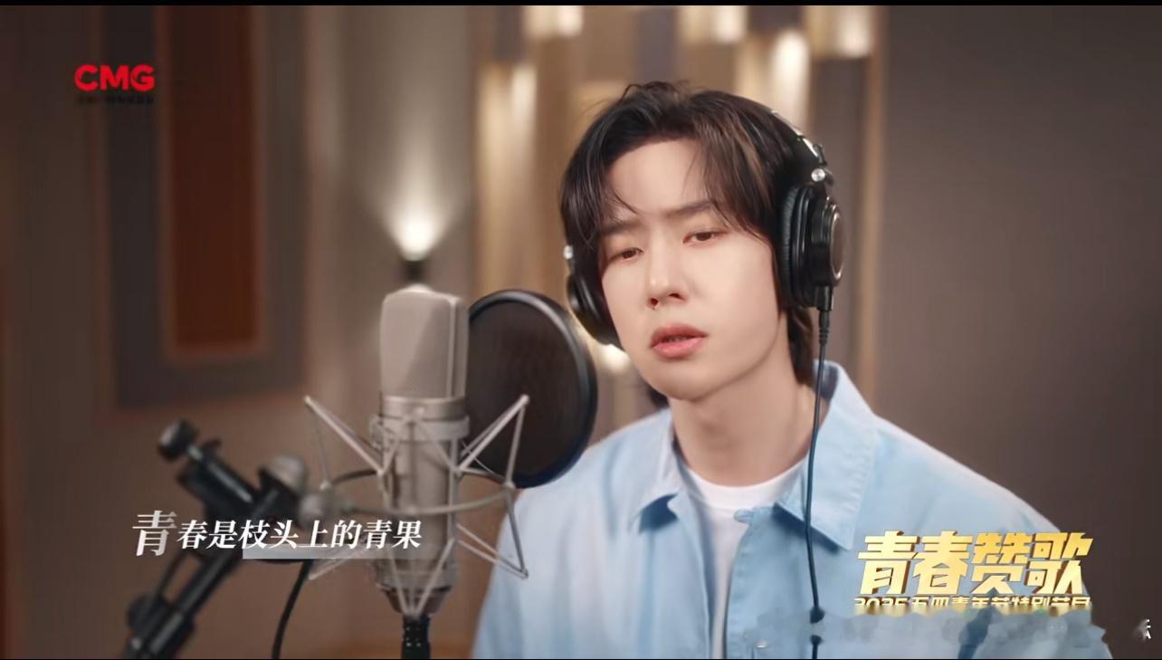 王一博五四晚会主题曲王一博一首歌致敬青春五四晚会的舞台上，热血献唱主题曲《青春探