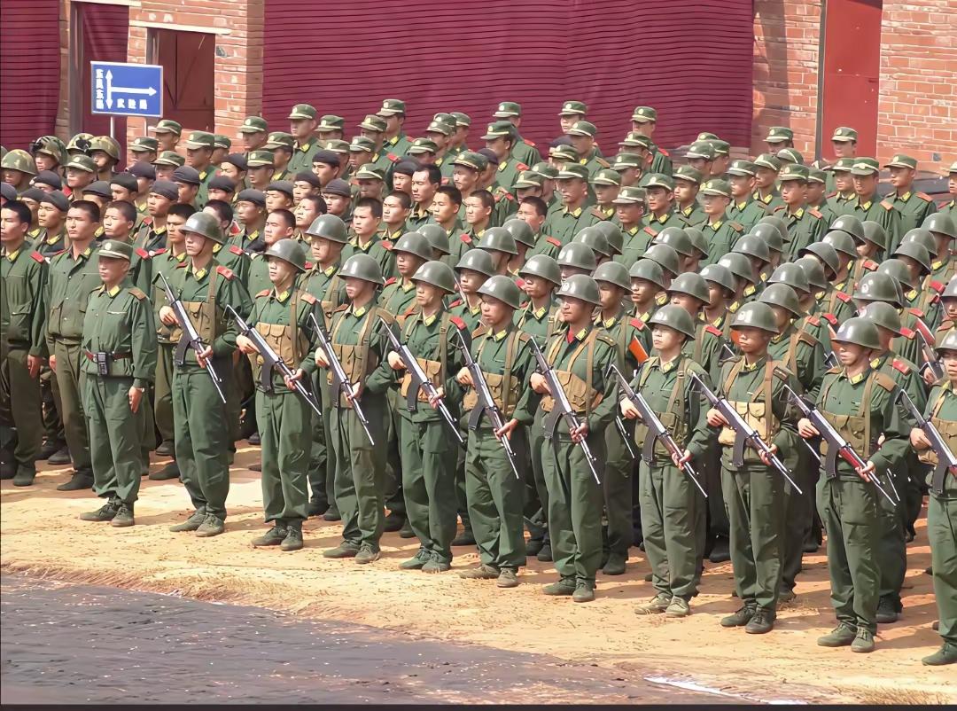 有没有当过兵的老前辈，你们能通过军装看出来这大概是什么年份的士兵吗？他们手上拿的