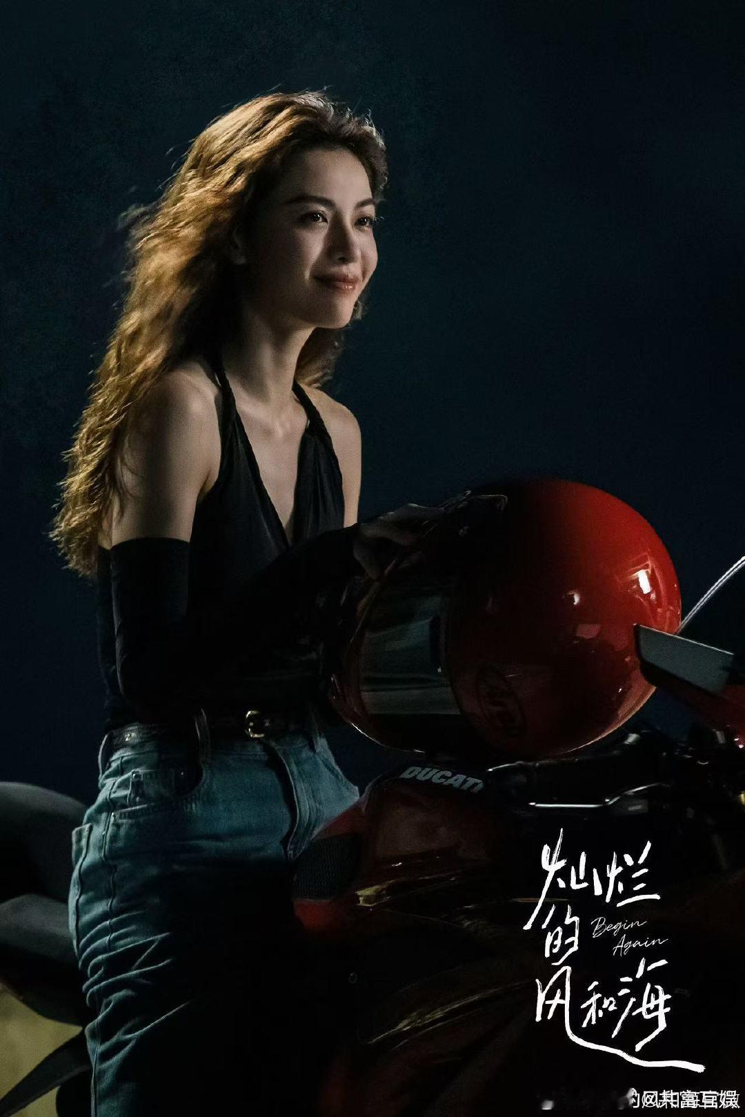 钟楚曦都市剧穿搭模版  灿烂的风和海 钟楚曦在剧中的穿搭，干练中不失柔美，连衣裙