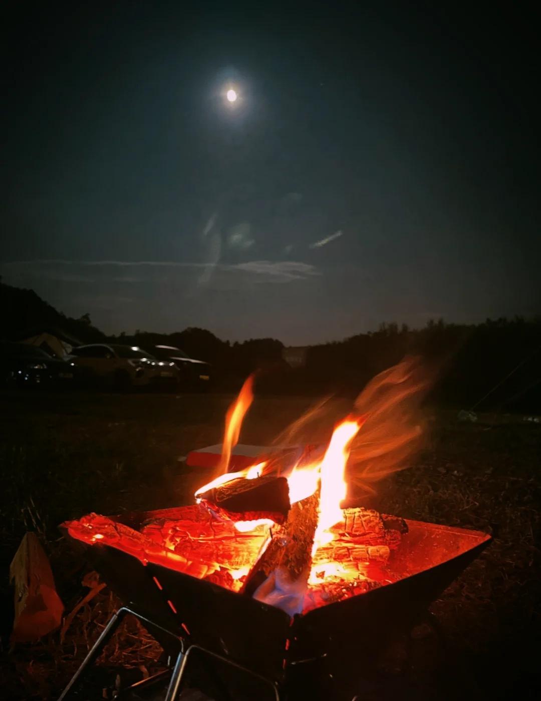 露营的灵魂是烧火🔥
🌕中秋的正确打开方式，当然是逃离城市，去山里露营呀！
?