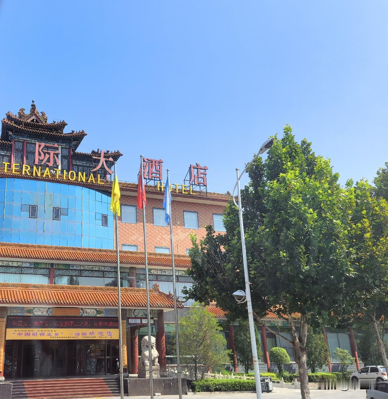 儿子说：
他不准备结婚了，更不可能生孩子，谈谈恋爱还是可以的，但也不会当舔狗。