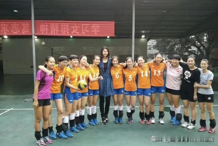 高家源在重庆求精中学排球队和袁心玥合影
拿到全运会铜牌🥉回母校看望老师
我说高