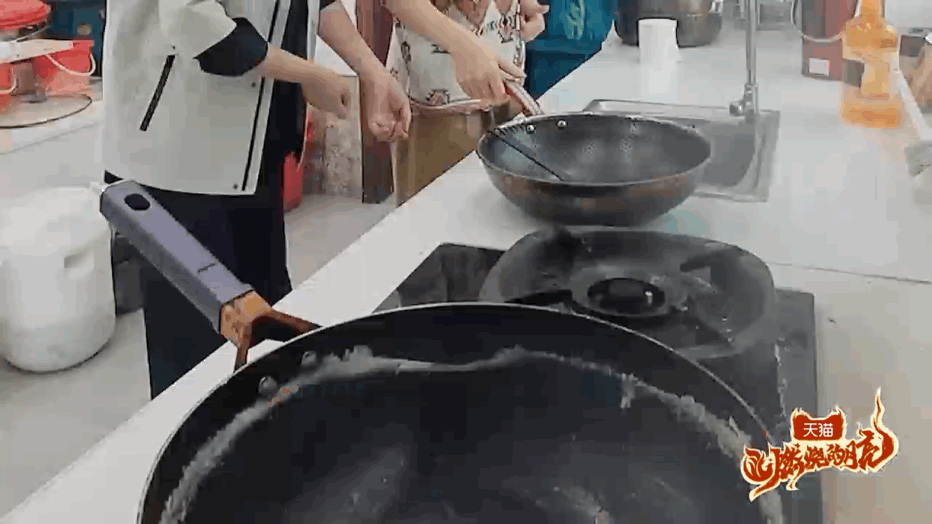 杨子姗进厨房地狱开局  洁癖星人杨子姗的厨房初体验，简直是灾难现场变身记！从杂乱
