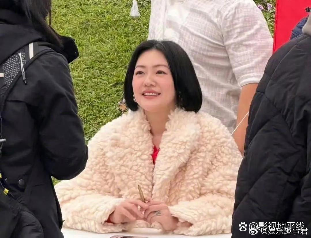 9日，小S举行“主持新秀S姐”快闪活动，她身着红色短裙+白色毛毛大衣，为粉丝签名