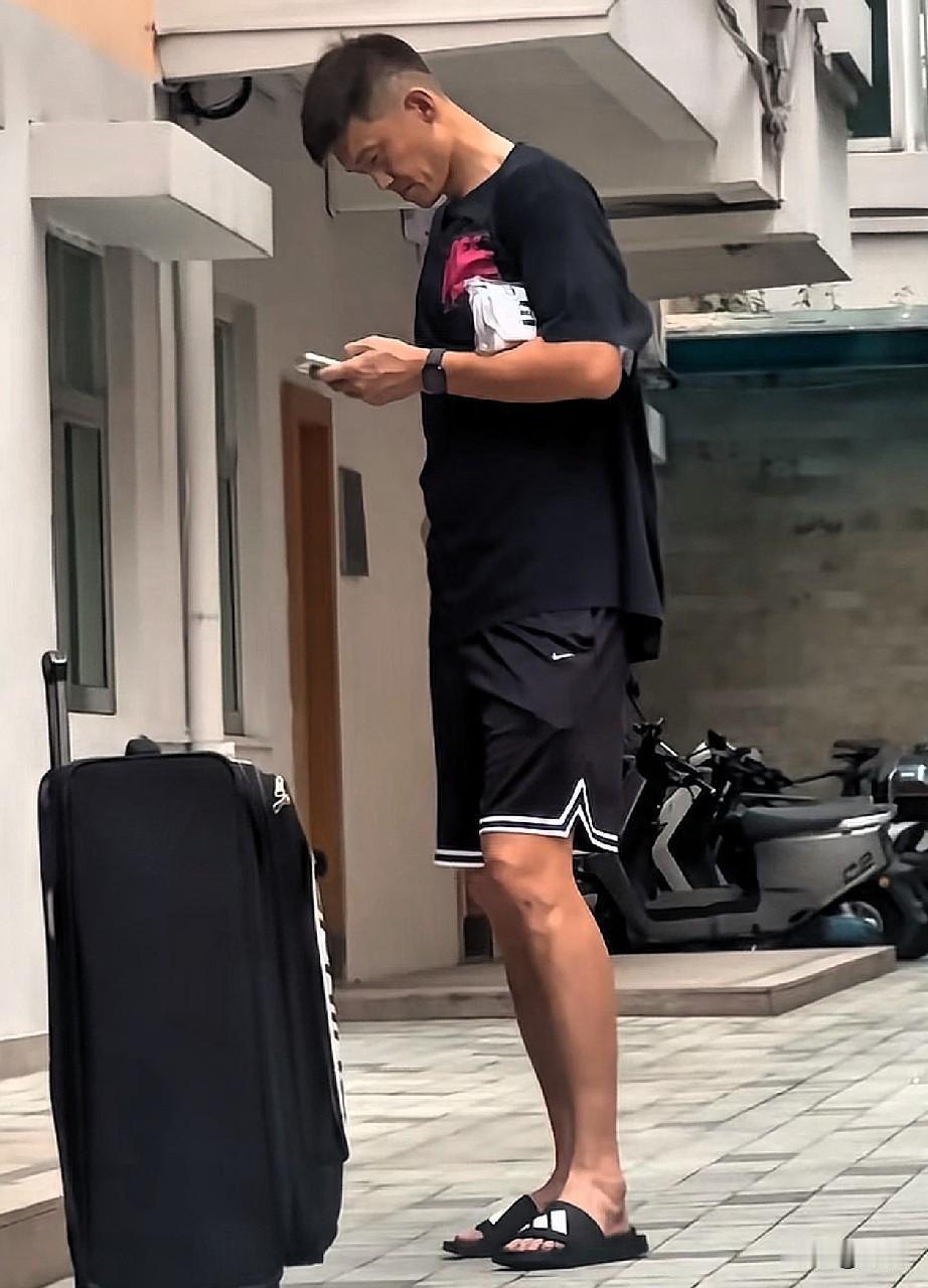 恕我愚见！昨天还说广东男篮不肯向周鹏递合同，现在就官宣他回归的消息，真是彻底打我