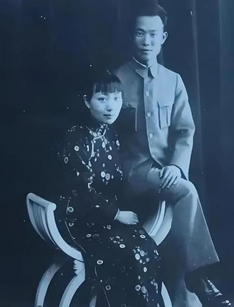 1925年，陈诚回家奔丧。7年不见的妻子，想与他亲近。妻子刚到床上，就被他强行推