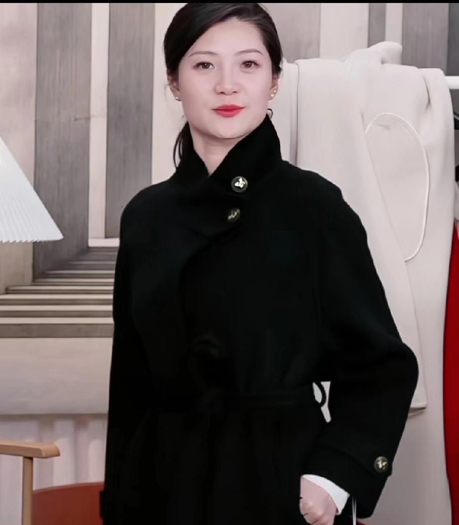 盼盼穿大衣真是美极了！同款大衣三种颜色，每个颜色穿在她身上都有不同的感觉！
黑色