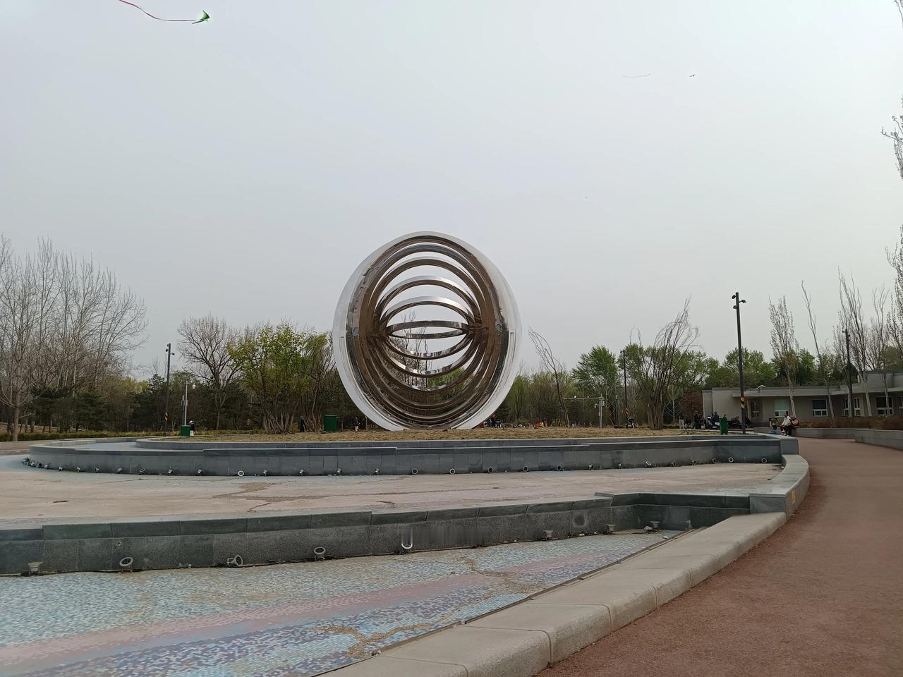 朝阳公园太大了，一次逛不完，每次都转向，公园内有救助电话。