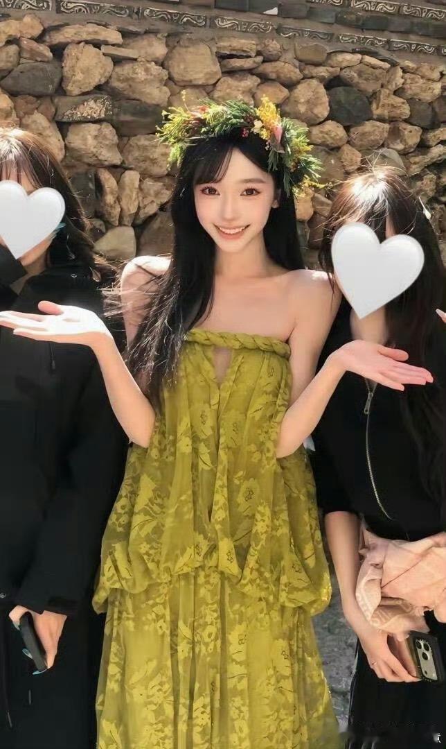 易梦玲在云南被偶遇，齐刘海造型好像仙女，在合照里好出众。 