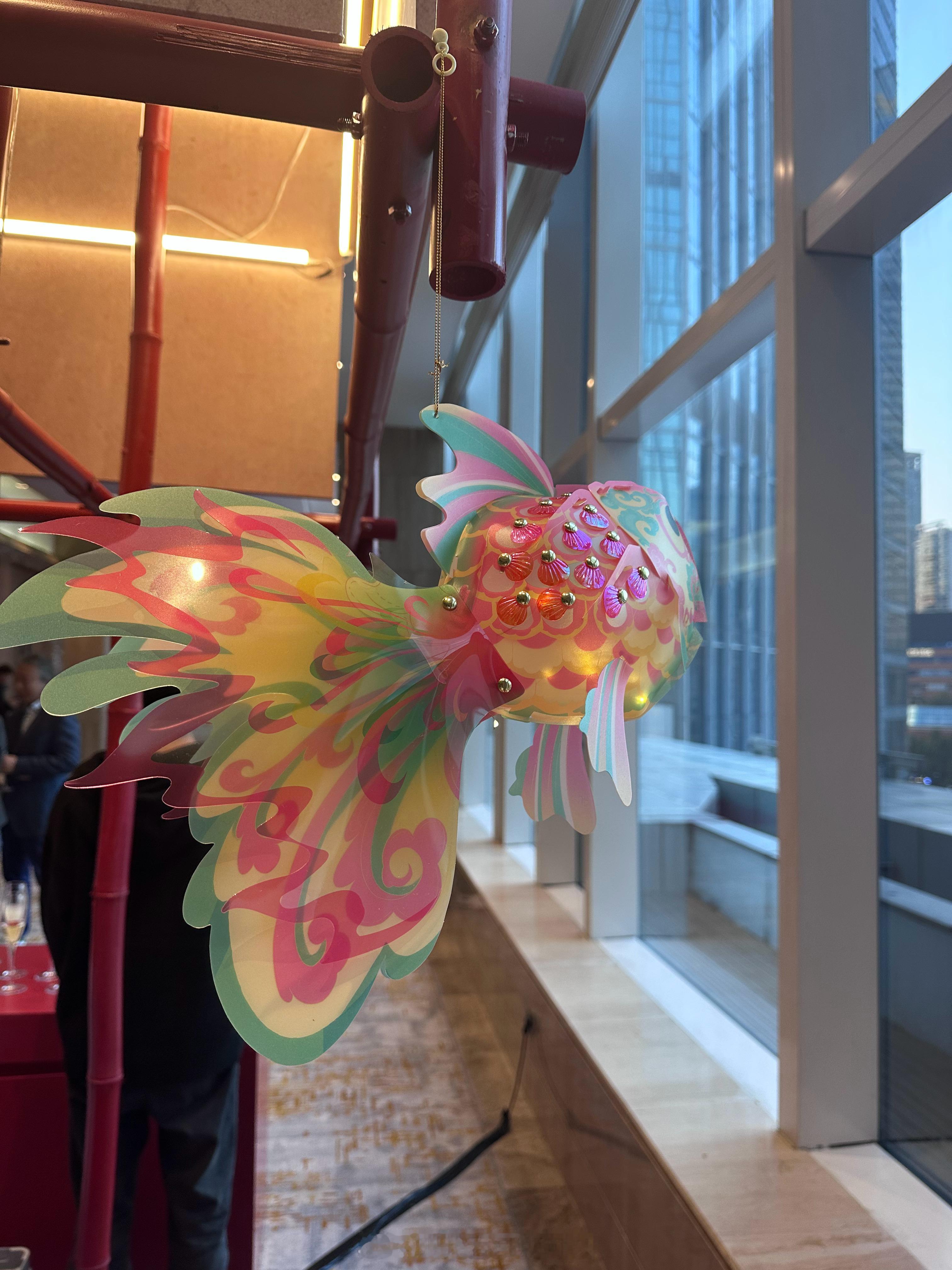 还没开席，先喝杯湖北米酒。还有武汉本地的樱花糕，非遗糖画。岚图这可以啊，顺带把湖