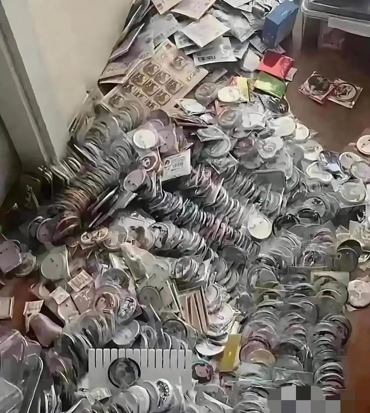 从女儿床底翻出一堆东西，当妈的当场就忍不住哭了。辛辛苦苦挣钱，省吃俭用给初三女儿