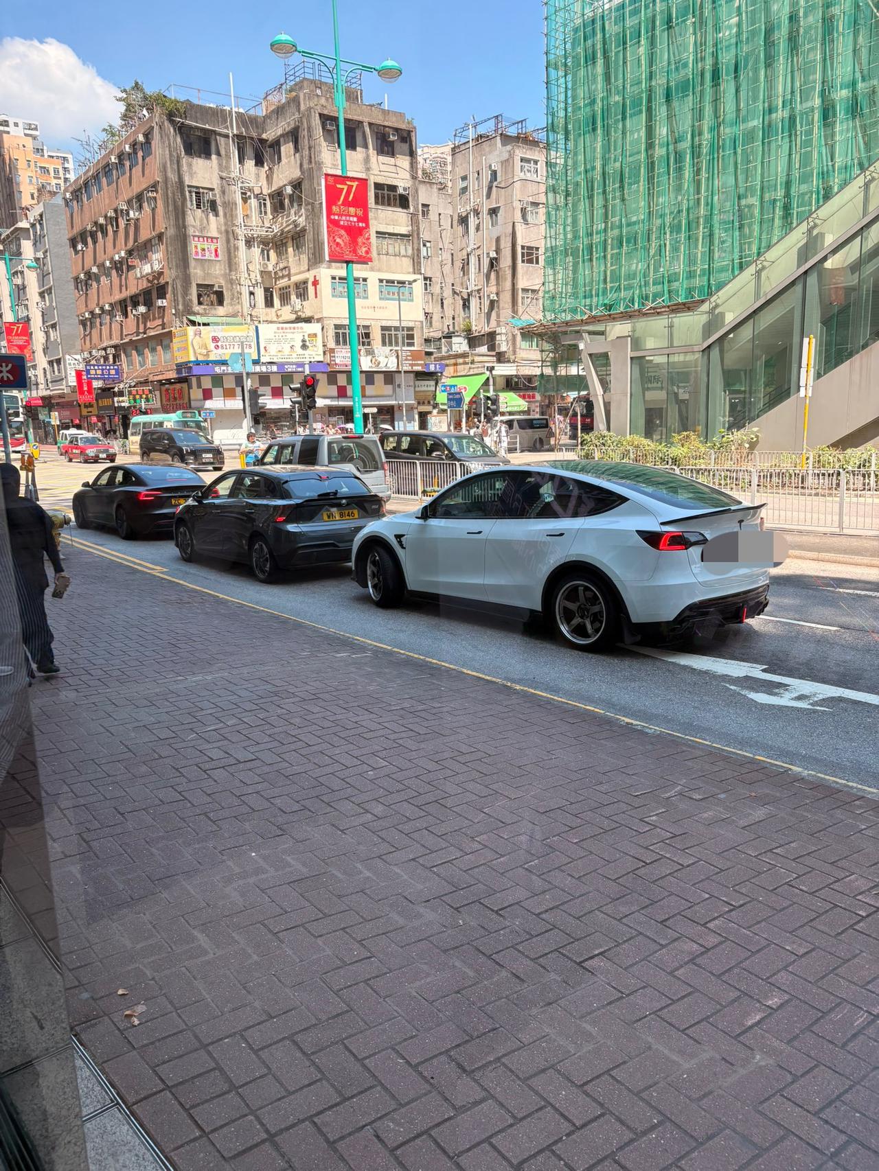 发现在香港街头的车有一个特点，就是玻璃都比较亮，车身也比较干净。

问了香港的朋