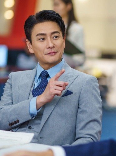 一边探讨平权、网络暴力等当下热点，一边执着于古早的新闻理想，和现在只求流量的媒体