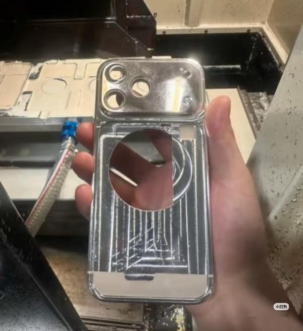 iPhone17Pro放弃钛金属原因改成塑料更省钱[笑而不语] ​​​