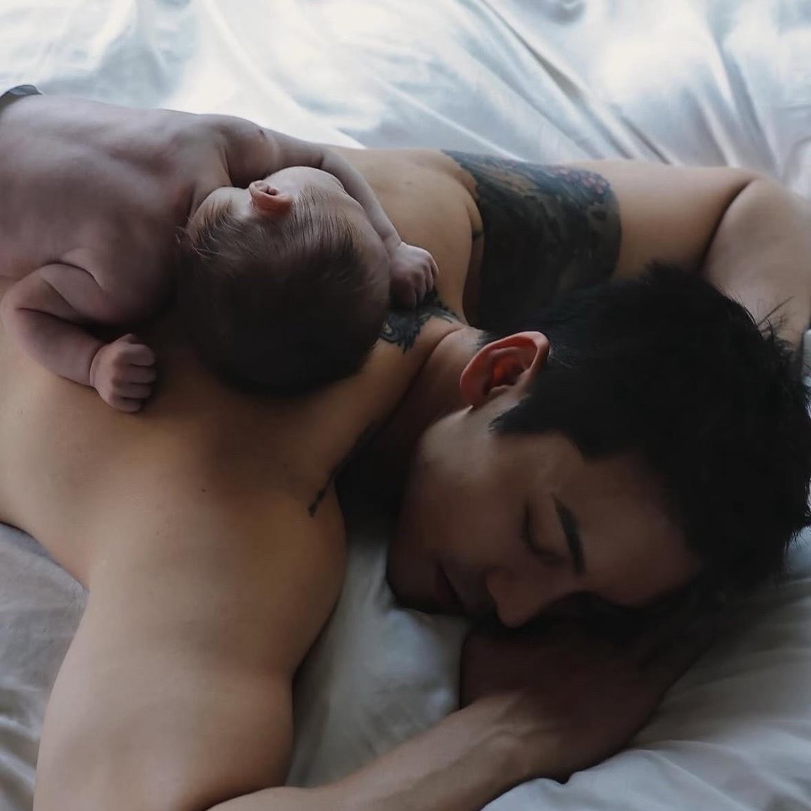 何穗晒陈伟霆和儿子合影他儿子都那么大了 