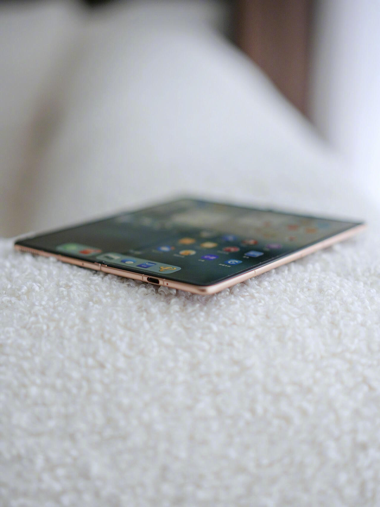 它是真的薄啊手感真的很好有一种 边缘圆润的手感而且还更薄敦煌色搭配金色真的很耐看