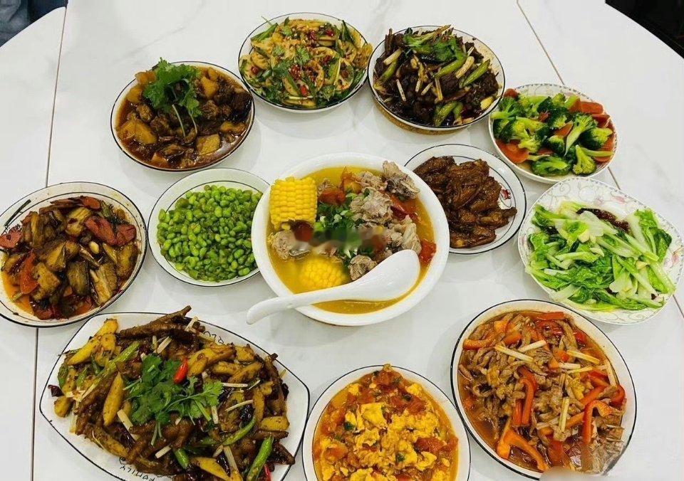 每当小姑子回娘家，婆婆总是准备一桌丰盛的饭菜，搞得好像过年了一样 ​​​