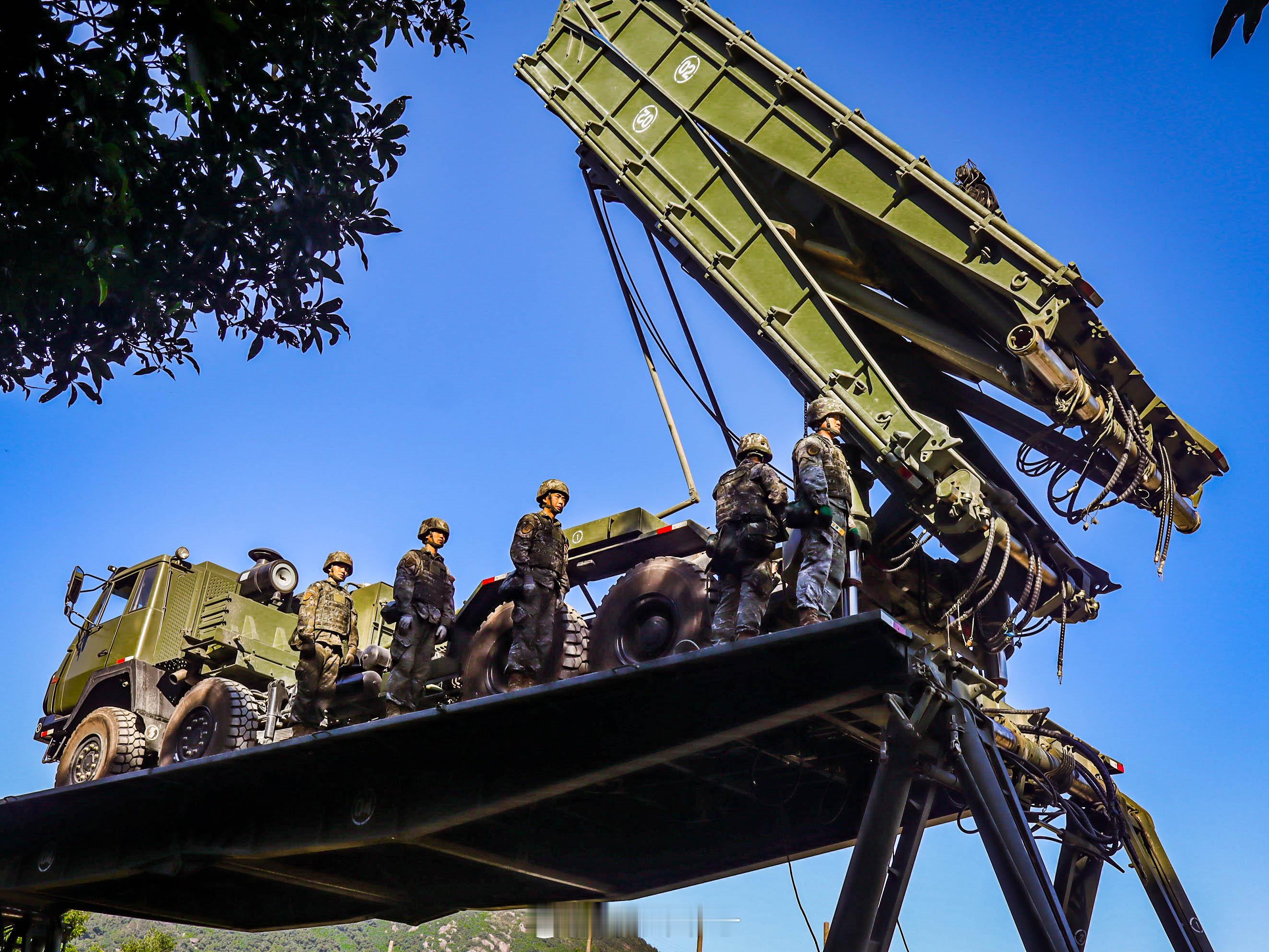 【直击重型机械集群野外实训现场】连日来，武警第二机动总队某支队在野外组织多科目实
