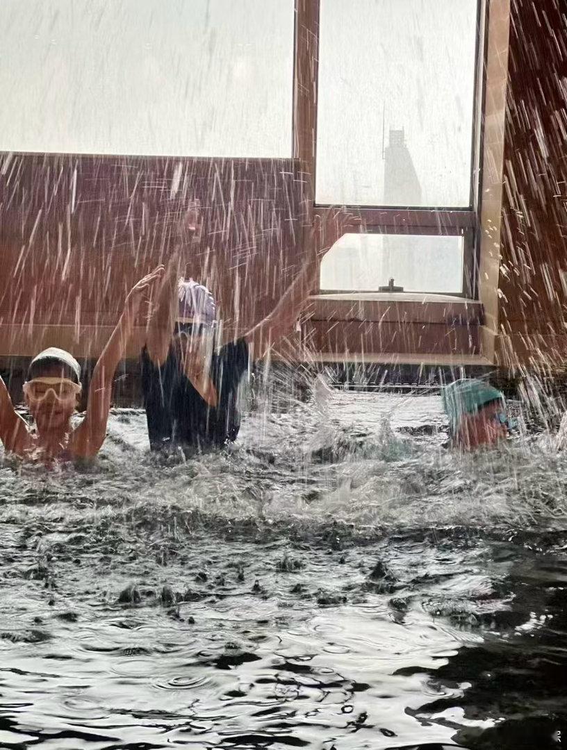 偶遇章子怡带娃游泳章子怡带娃游泳 偶遇章子怡带娃游泳🏊♀️好温馨的画面！看得出