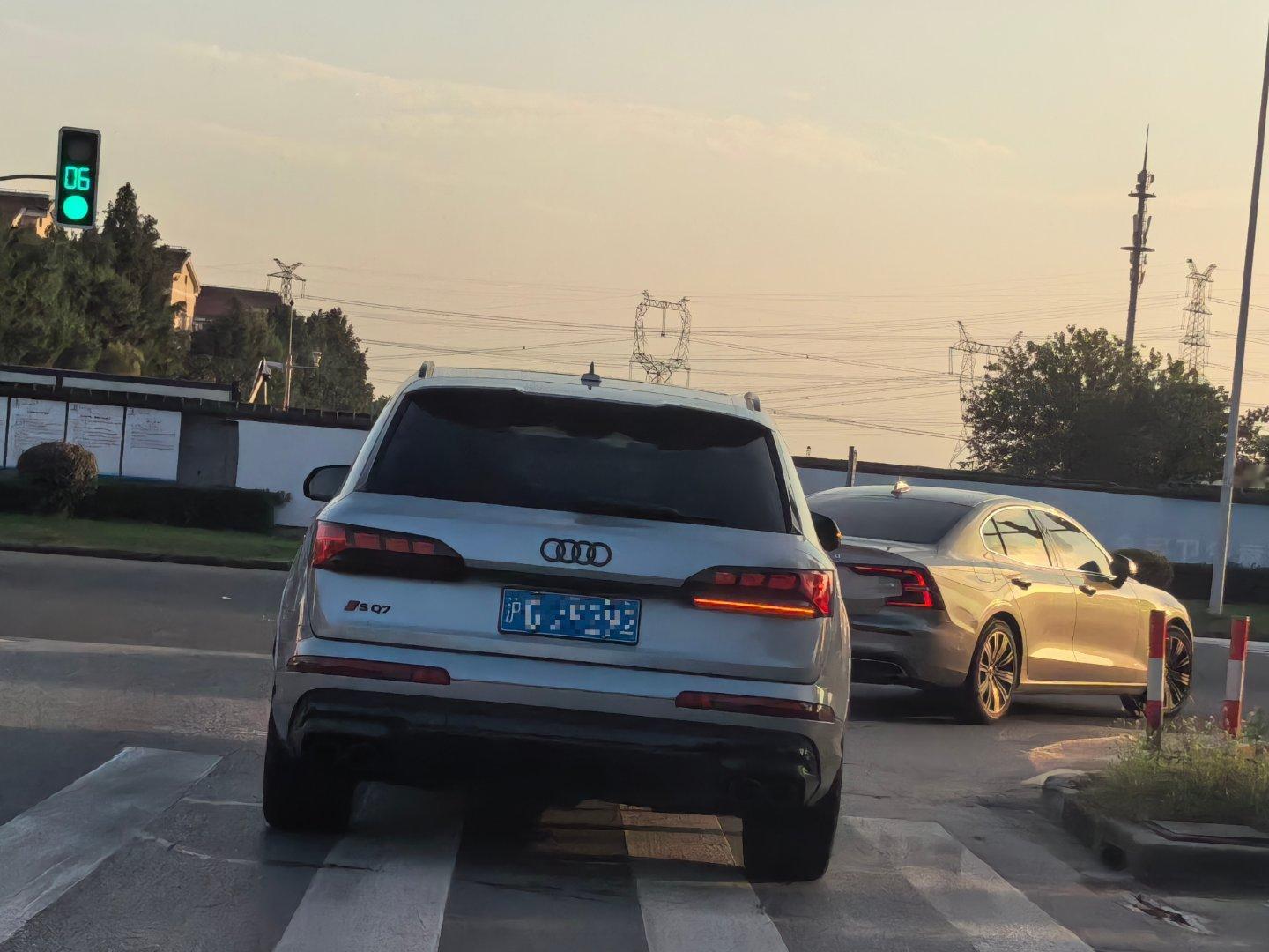 高中时候，我家买了一台奥迪A6，然后我的同桌跟他爸讲了，不久后就看到他家提了一台